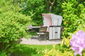 Outdoor dining - Hinrich OG - Ferienwohnung im EG und OG, 45 m² Groß, für 2 Erwachsenen und Ggf. 2 Kindern (Sylt-Ost)