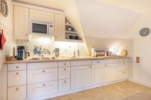 Réfrigérateur, micro-ondes, plaque de cuisson, lave-vaisselle