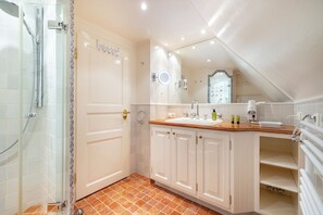 Doccia, set di cortesia gratuito, asciugacapelli, asciugamani