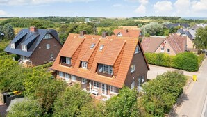 A residential area with houses featuring steep roofs and brick construction. - Kleine Heimat - 2-raum-appartement im OG, ca. 50m² Nutzfläche (Sylt)