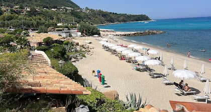 Villa „Edith“ mit Meerblick, Gemeinschaftspool und Klimaanlage