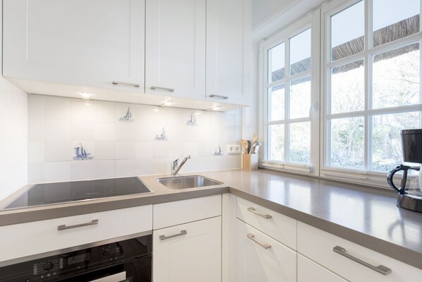 Fridge, oven, stovetop, dishwasher - Keitum - Reetgedecktes Mittelhausteil am Ortseingang von Keitum (Sylt-Ost)