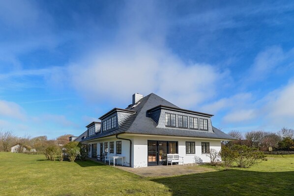 Unclassified image, 1 of 13, button