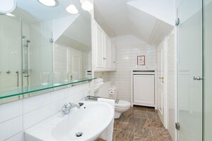Shower, hair dryer, towels, soap - Meyer-ebeling - Meyer Ebeling - Ebenerdige Ferienwohnung in Ruhiger Umgebung (Sylt-Ost)