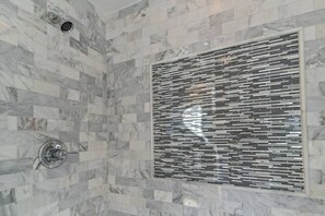Een douche, een haardroger, handdoeken, shampoo