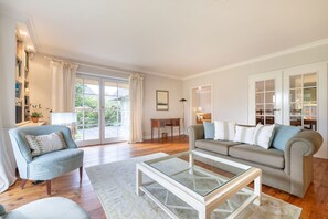 Unclassified image, 4 of 35, button