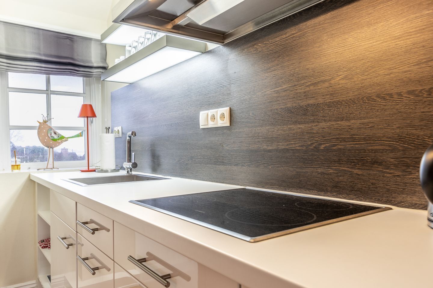 Réfrigérateur, surface de cuisson, lave-vaisselle, cafetière-théière