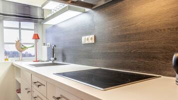 Réfrigérateur, surface de cuisson, lave-vaisselle, cafetière-théière