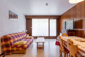 Televisión y chimenea 