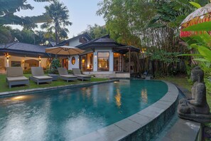 Outdoor pool, pool umbrellas, pool loungers - Anaya Villa by Betterplace (Canggu)