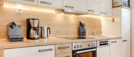 ثلاجة، ميكروويف، فرن، موقد طهي مسطح