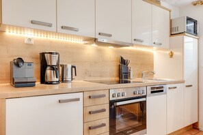 Fridge, microwave, oven, stovetop - Sonnenreet - 2-raum Appartement Unter Reet im Herzen von Keitum (Sylt)