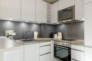 Kühlschrank, Mikrowelle, Ofen, Herdplatte