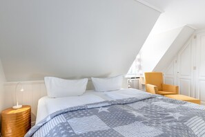 3 bedrooms, in-room safe, desk, iron/ironing board