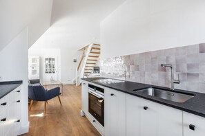 Fridge, oven, stovetop, dishwasher