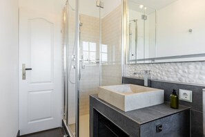 Dusche, kostenlose Toilettenartikel, Haartrockner, Handtücher