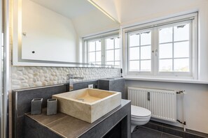 Bruser, gratis toiletartikler, hårtørrer, håndklæder