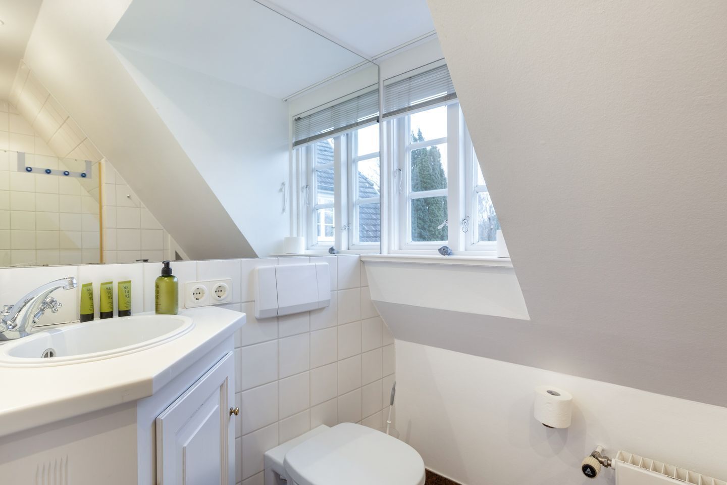 Douche, séchoir à cheveux, serviettes fournies, savon