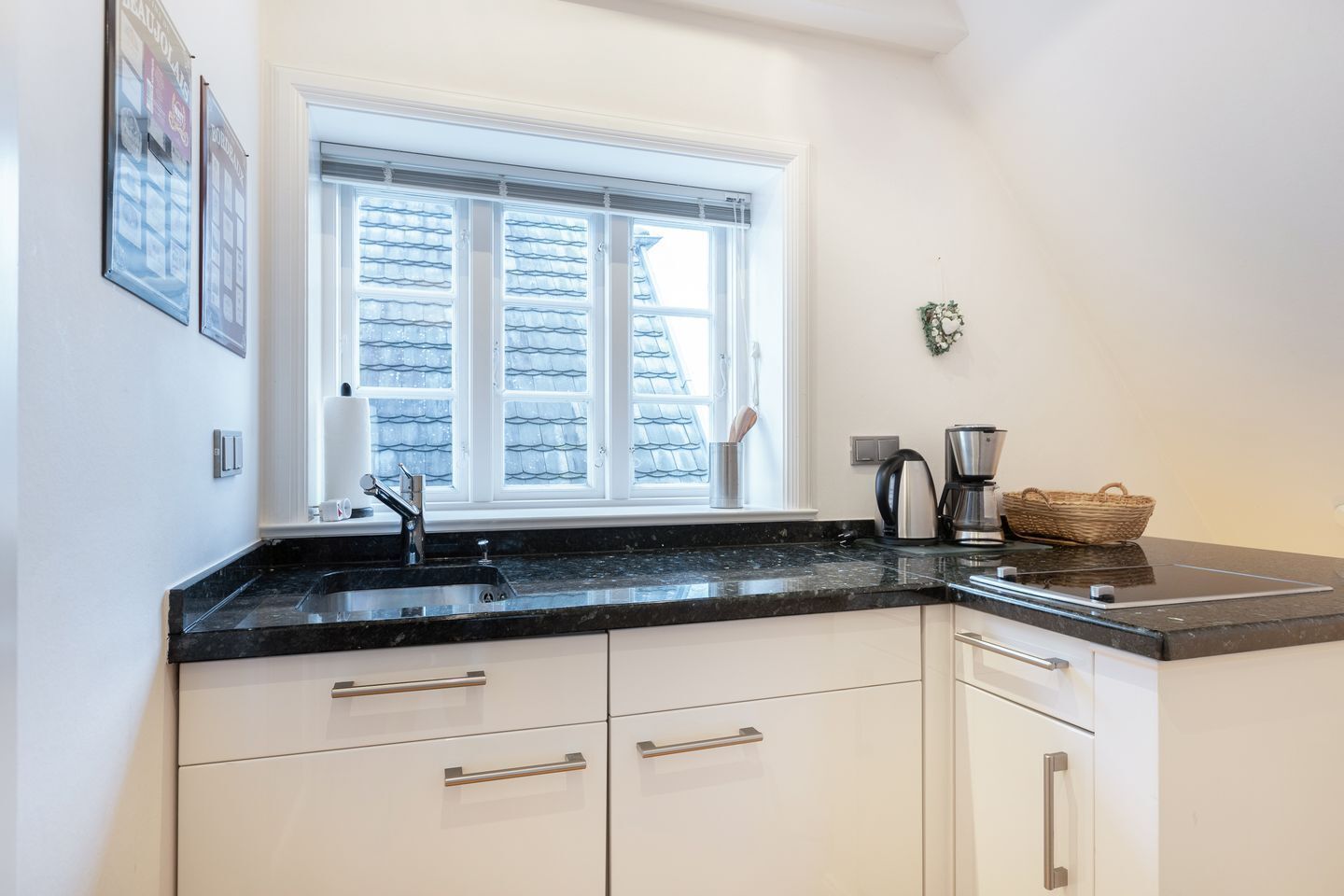 Réfrigérateur, surface de cuisson, cafetière-théière