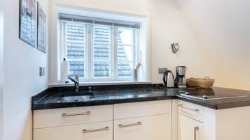 Réfrigérateur, surface de cuisson, cafetière-théière