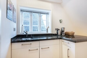 Kühlschrank, Herdplatte, Wasserkocher mit Kaffee-/Teezubehör