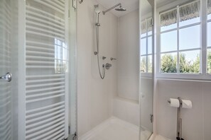 Shower, hair dryer, towels, soap - Fienchen - Fienchen - Reetgedecktes Haus, Schön Gestalteter Garten im Südwestteil des Ortes (Sylt-Ost)