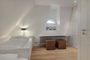 3 bedrooms, in-room safe, iron/ironing board, WiFi