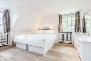 3 bedrooms, in-room safe, iron/ironing board, WiFi