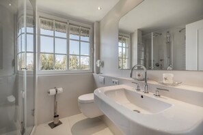 Shower, hair dryer, towels, soap - Fienchen - Fienchen - Reetgedecktes Haus, Schön Gestalteter Garten im Südwestteil des Ortes (Sylt-Ost)