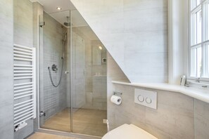 Douche, sĂšche-cheveux, serviettes fournies, savon