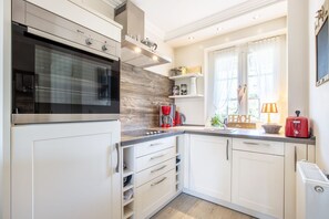 Fridge, oven, stovetop, dishwasher