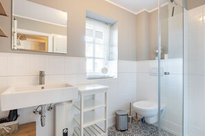 Een douche, een haardroger, handdoeken, zeep