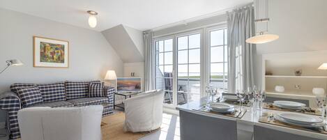 Fernseher, DVD-Player, Stereoanlage