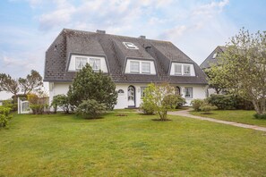 Unclassified image, 2 of 22, button - Schütze OG - Wohnung im Obergeschoss mit Freiem Blick Über die Heide zum Wattenmeer (Sylt-Ost)