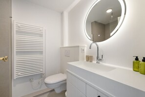 Chuveiro, secador de cabelo, toalhas de banho, sabonete