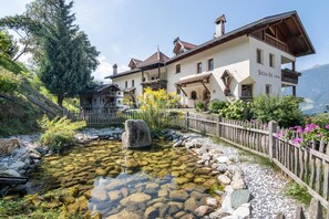 Property grounds - Apartment 'Patztauhof Ortlerblick' with Mountain View, Private Terrace and Wi-Fi (Sluderno)