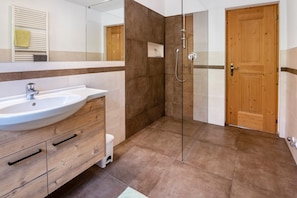 Shower, towels - Apartment 'Patztauhof Ortlerblick' with Mountain View, Private Terrace and Wi-Fi (Sluderno)
