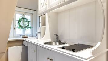 Réfrigérateur, surface de cuisson, lave-vaisselle, cafetière-théière