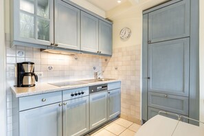 Kühlschrank, Geschirrspüler, Wasserkocher mit Kaffee-/Teezubehör