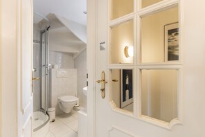 Douche, articles de toilette gratuits, sèche-cheveux