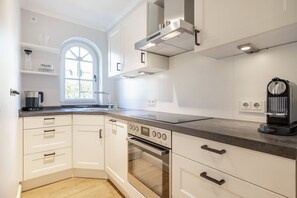 Kjøleskap, ovn, kokeplater og oppvaskmaskin