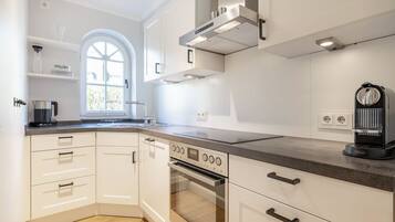 Een koelkast, een oven, een kookplaat, een vaatwasser