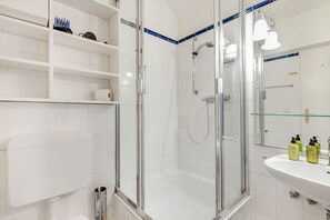 Shower, hair dryer, towels, soap - Giebel, Alte Mühle - Alte Mühle Giebel - in Erster Reihe zum Wattenmeer (Sylt)
