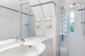 Douche, sĂšche-cheveux, serviettes fournies, savon