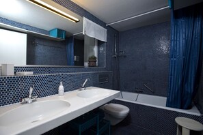 Een douche, een haardroger, handdoeken, zeep