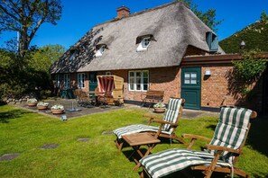 Terrace/patio - Gabi's Hüs - Restauriertes, Unter Denkmalschutz Stehendes Reetdach-einzelhaus der Extraklasse (Sylt-Ost)