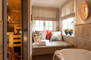 3 bedrooms, desk, iron/ironing board, WiFi