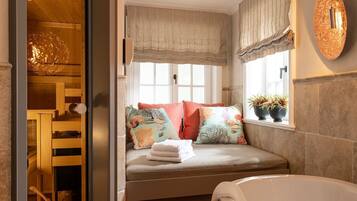 3 bedrooms, desk, iron/ironing board, WiFi