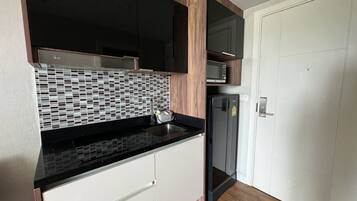 Estudio, baño privado | Cocina privada | Refrigerador, microondas, parrilla de estufa y utensilios de cocina