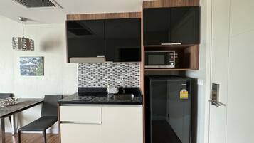 Estudio, baño privado | Cocina privada | Refrigerador, microondas, parrilla de estufa y utensilios de cocina